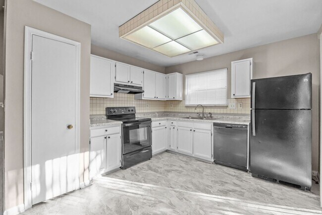 Building Photo - Just Renovated & Ready for You!