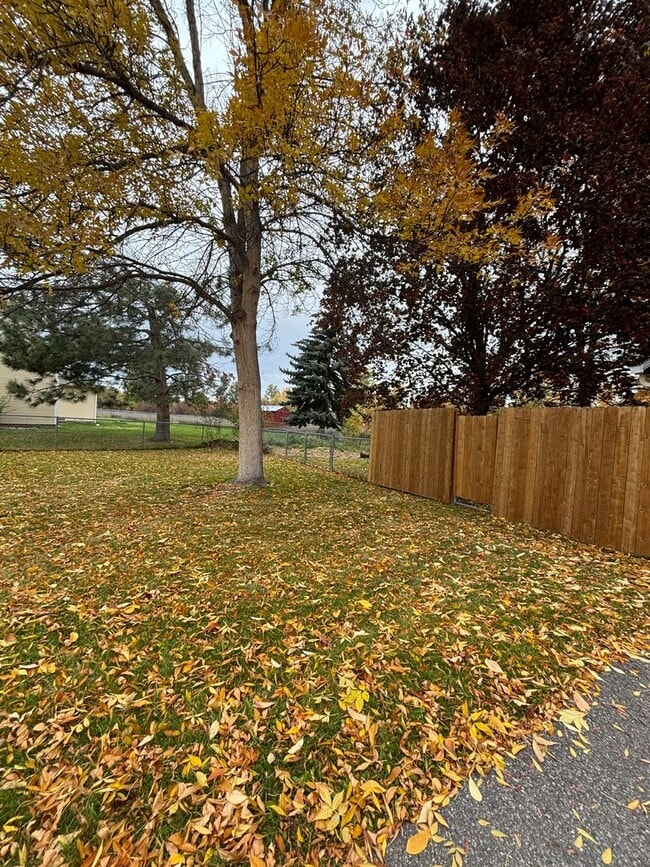 Building Photo - Spacious 4BR, 2.5BA home on 1.3 acres in Orchard Homes