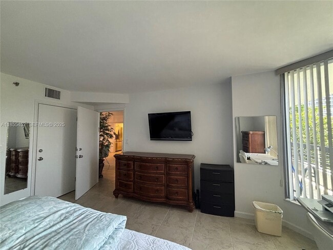 Building Photo - 3600 Mystic Pointe Dr