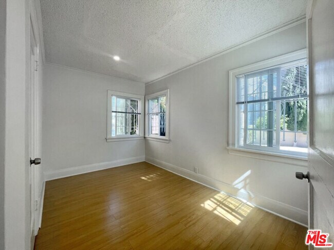Building Photo - 4919 Elmwood Ave