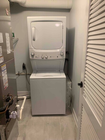 Building Photo - 9 Greenwood Dr