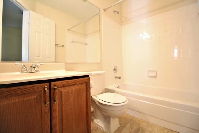 Building Photo - Fabulous Three Bedroom Three Level Townhome in the Heart of Kingstowne!