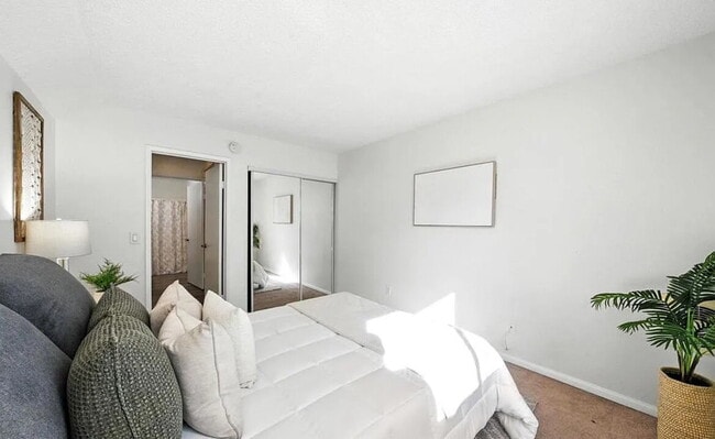 Building Photo - This 1-bedroom, 1-bathroom unit offers an ideal blend of comfort, convenience, and community
