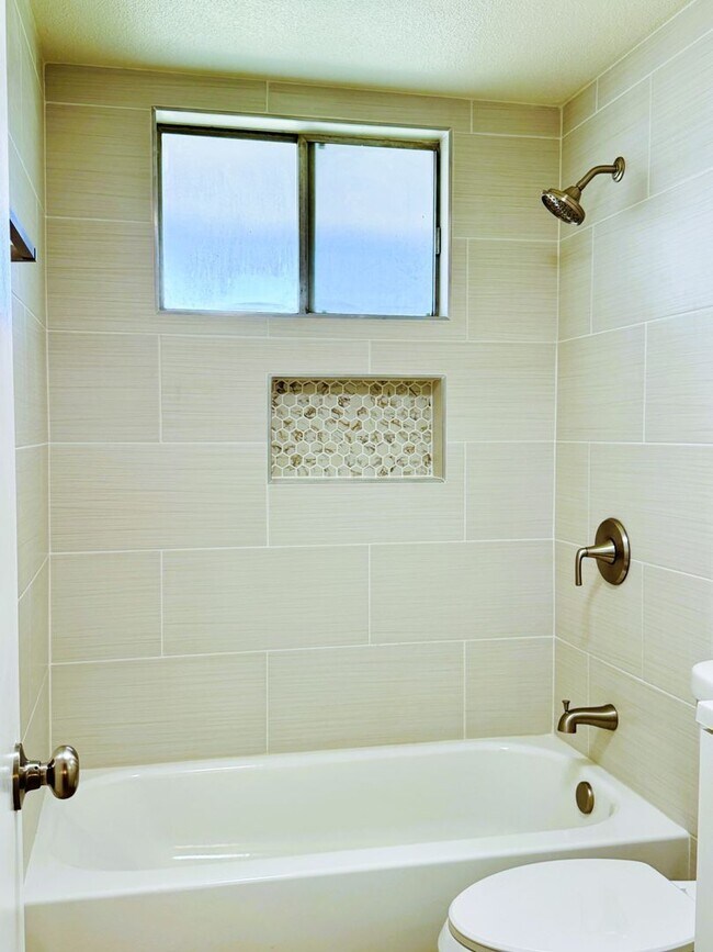 Building Photo - 2105 E Petunia St