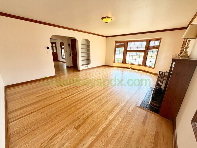Building Photo - Lovely 3-Bedroom, 2-Bathroom House with Detached Garage in North Portland