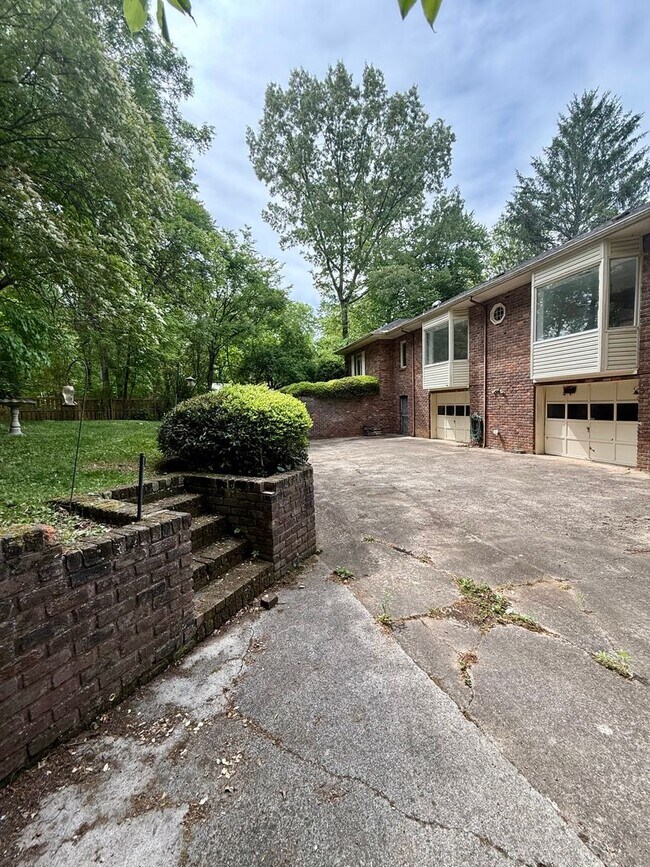 Building Photo - Knoxville 37909 - 2 bedroom, 1.5 bath unit, duplex - Contact Chad Weeks (865) 567-6193