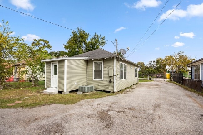 Building Photo - 4605 Beggs St