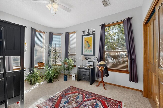 Building Photo - NW Executive Living 3/BD 2.5/BA 3/CG