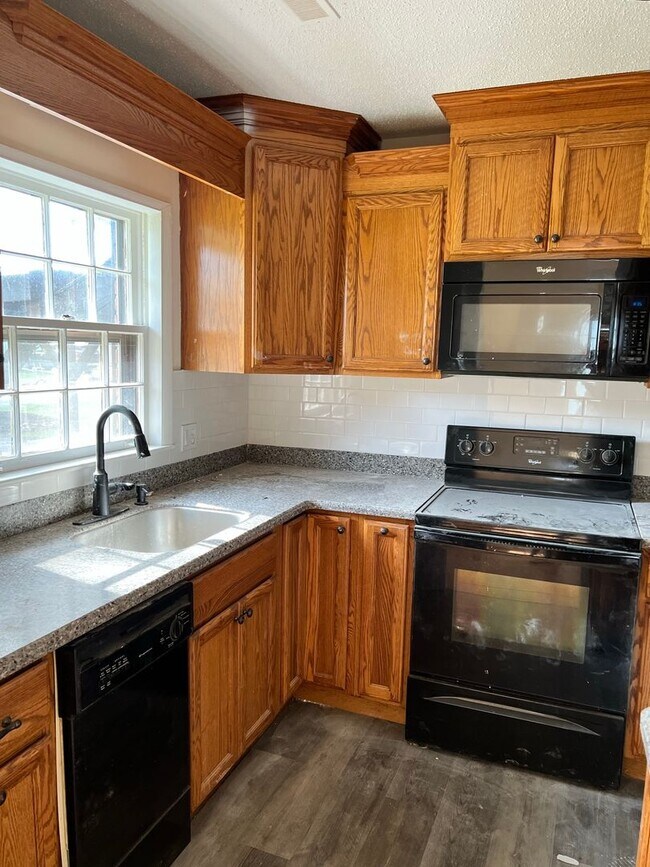 Building Photo - COMING SOON! 2/ 1 Home for Rent!