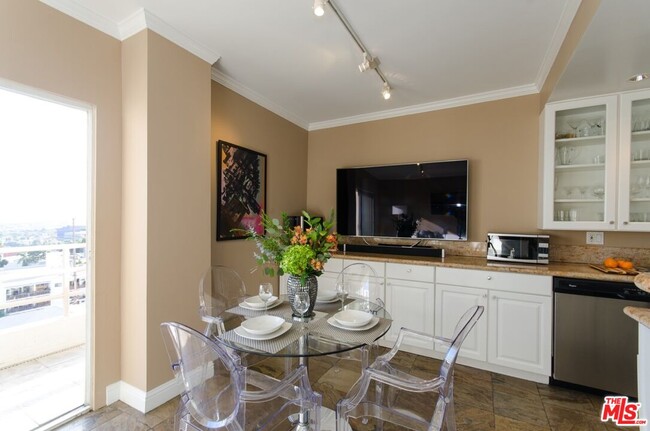 Building Photo - 1131 Alta Loma Rd