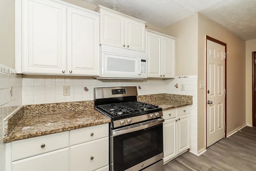 Building Photo - 3142 Country Lake Dr
