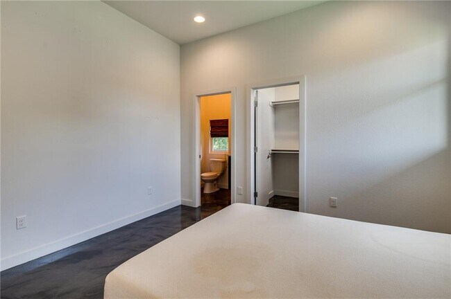 Building Photo - 612 S 58th Ct