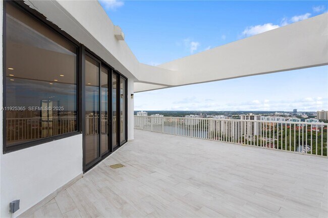 Building Photo - 2000 Island Blvd