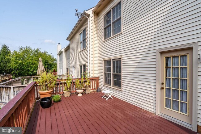 Building Photo - 5518 Sully Lake Dr