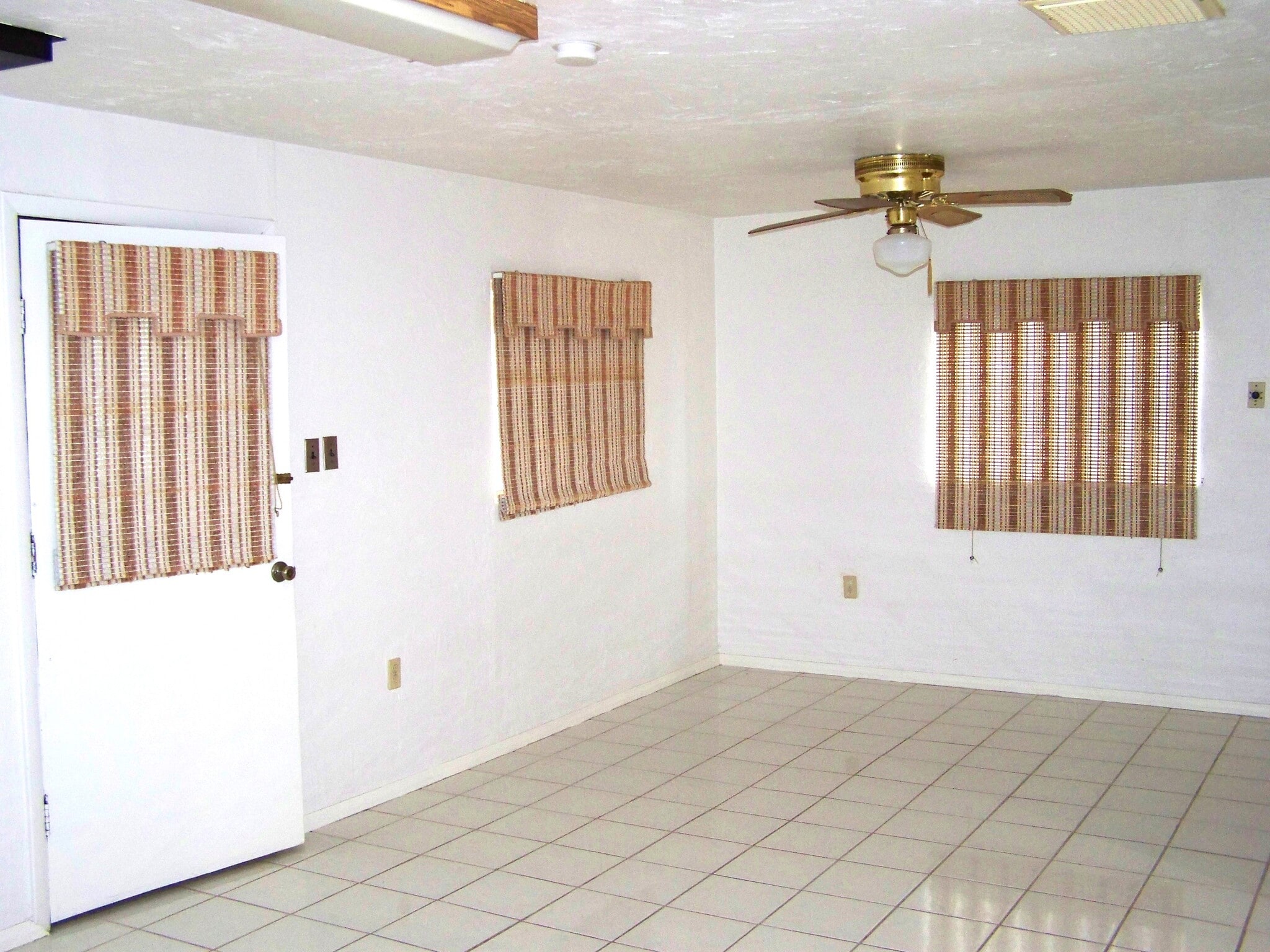 Building Photo - 321 W Rocalla Ave