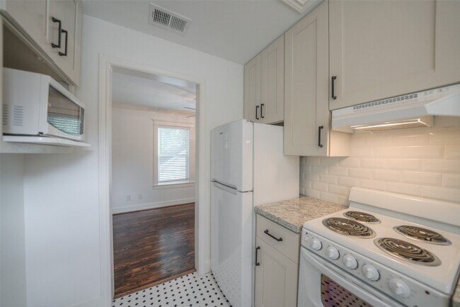 Building Photo - 811 Woodard St