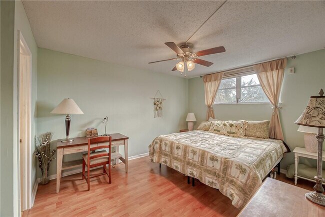 Building Photo - 2400 NE 10th St