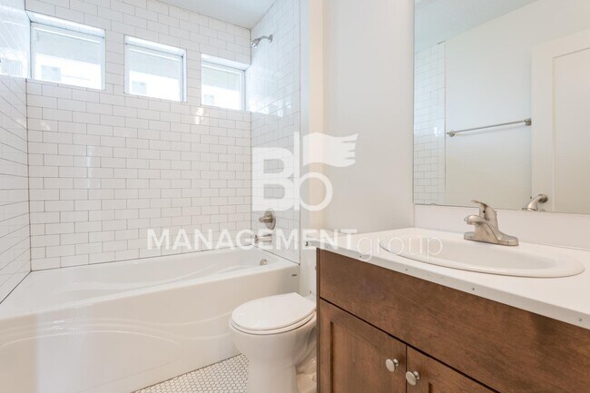 Building Photo - Light & Bright Newer Duplex in Close-in NE...