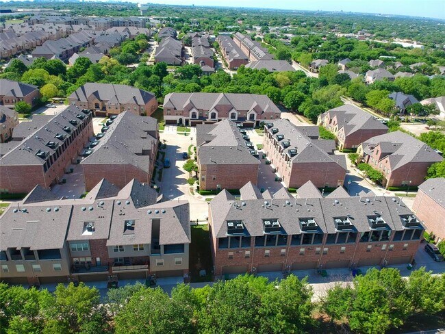 Building Photo - 2745 Troutt Dr
