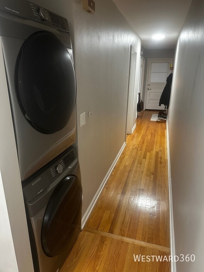 Building Photo - 2821 W Summerdale-2E