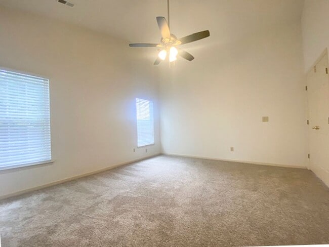 Building Photo - Ranch 3 bed, 2 bath Ranch with fenced yard...