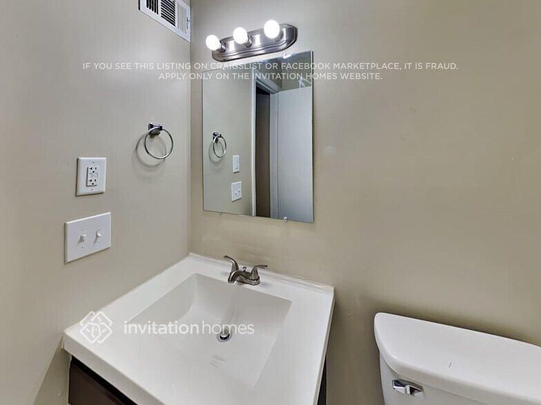 Building Photo - 940 Woodbridge Dr NE