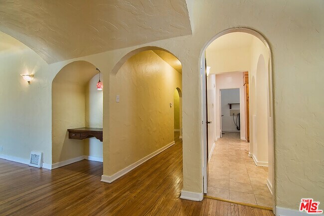 Building Photo - 1071 Cloverdale Ave