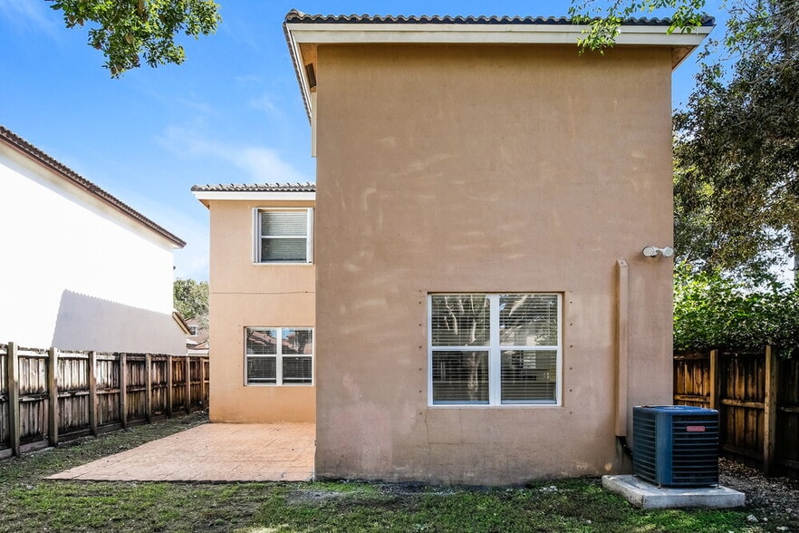 Building Photo - 1648 SE 20th Rd