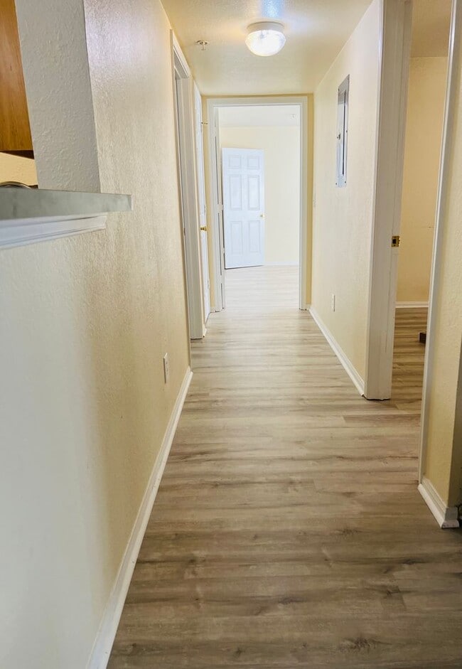 Building Photo - Spacious 2nd Floor 2B/2B Unfurnished Condo...