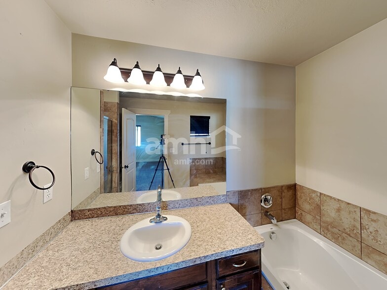 Building Photo - 1656 Arnold Dr