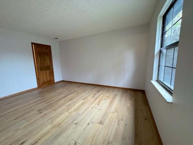 Building Photo - 564 Glenside Ln