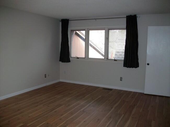 Building Photo - Beautiful 2 bdrm, 2-1/2 bath Condo at the ...