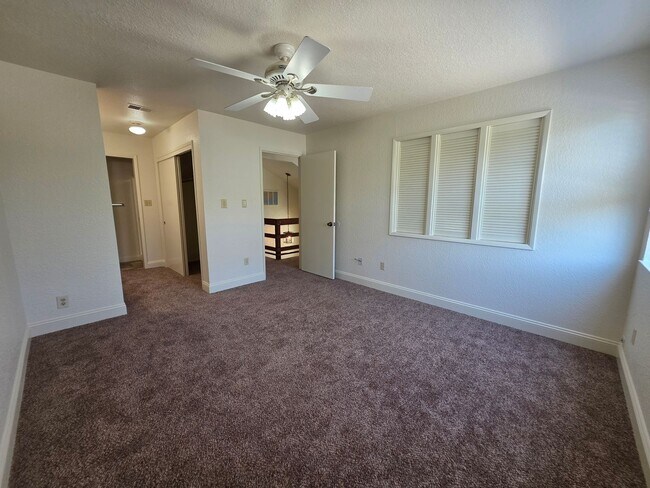 Building Photo - 3 bedroom condo w/2 car garage!