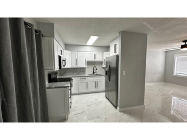 Building Photo - Recently Remodeled, Coming Soon!
