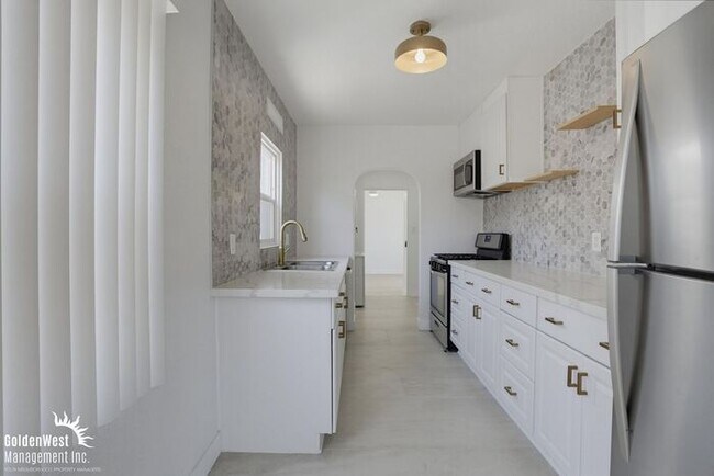 Building Photo - Completely Remodeled 4Bdm 2Ba Single Family - MI Special!