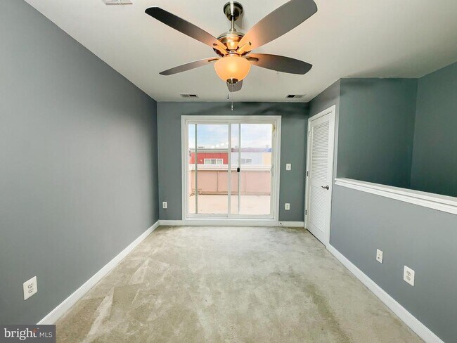 Building Photo - 5722 45th Ave