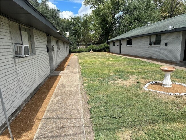 Building Photo - 5405 Suez St