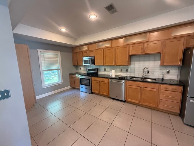 Building Photo - Beautiful 3 Bedroom