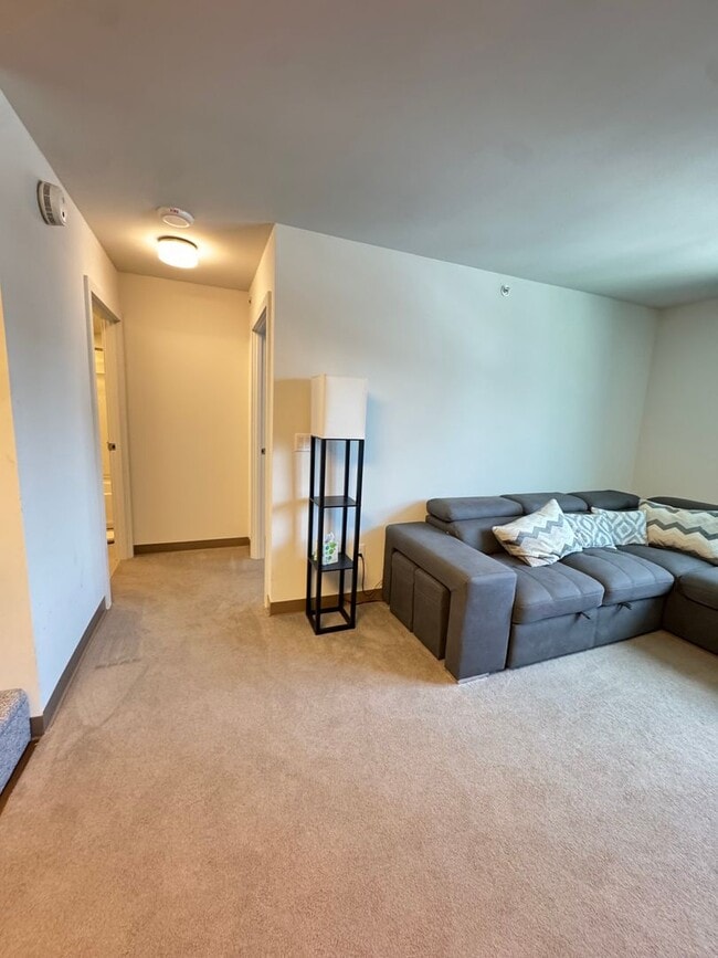 Building Photo - Partially Furnished 1 bed, 1 bath with 1 reserved covered parking @ Ke Kilohana