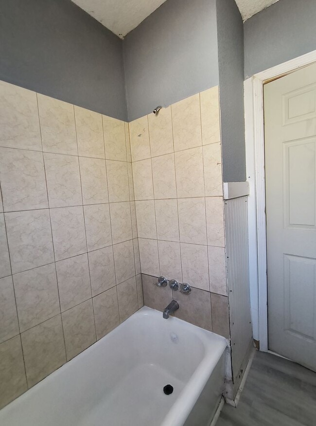 Building Photo - $1000 OFF SECOND MONTH --- 2-Bedroom WITH SUNROOM Home for Rent in Downtown Winter Haven!!