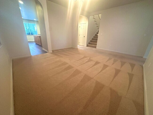 Building Photo - Reduced Price! Spacious 5 Bed, 3 Bath home...