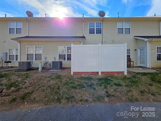 Building Photo - 2107 Lennoxshire Square Ct