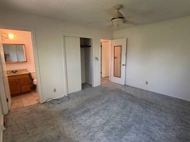 Building Photo - 2636 Hickory Dr