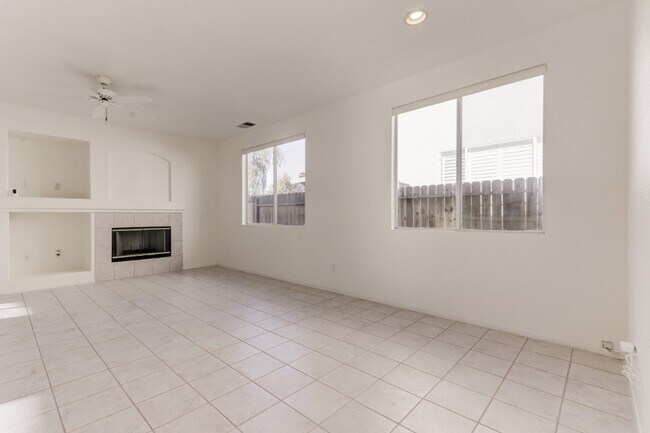 Building Photo - 9392 Lakepoint Dr