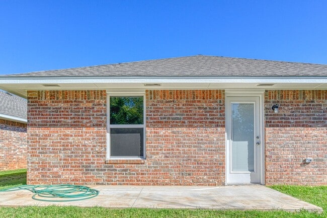 Building Photo - Brand New Construction!  Lawn care included!