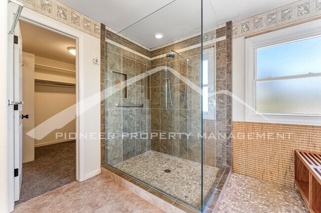 Building Photo - Beautiful Home with Fenced Back Yard and Cozy Fireplace