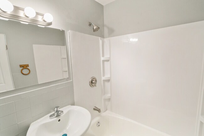 Building Photo - 1021 Tollview Ave