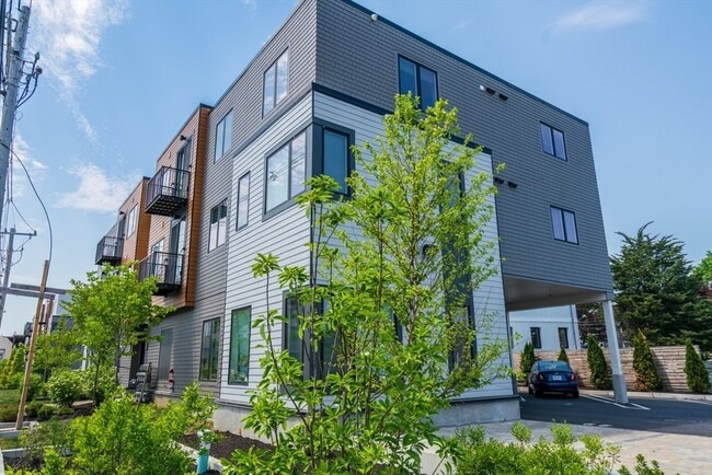 Building Photo - 345 Pleasant St