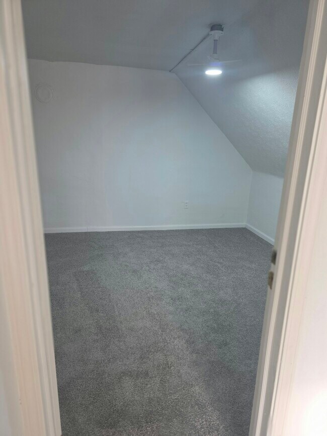 Building Photo - 650 E 130th St