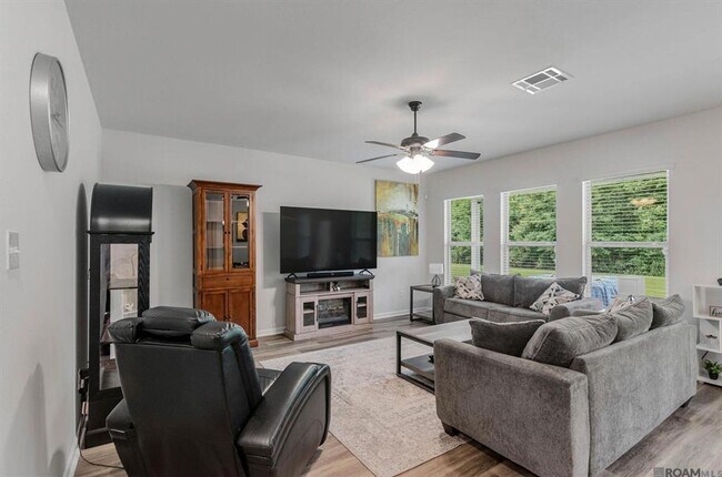 Building Photo - Modern 3 Bedroom Home with Private Backyard Views in Forestwood